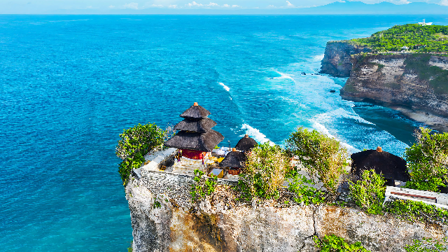 Pesona Wisata Pura Uluwatu: Harmoni Alam, Budaya, dan Spiritualitas di Ujung Bali